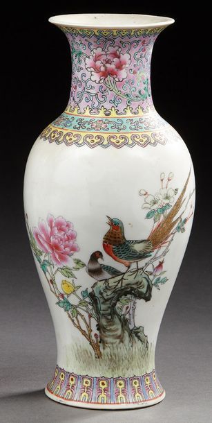 CHINE
Vase balustre en porcelaine de la famille...