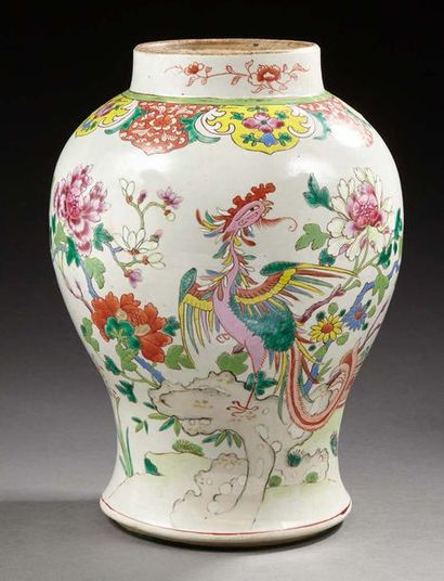 CHINE
Potiche en porcelaine de forme balustre...