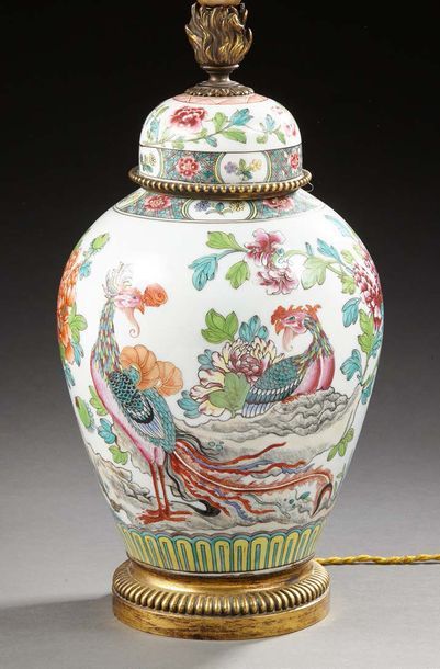 CHINE
Potiche couverte en porcelaine de forme...
