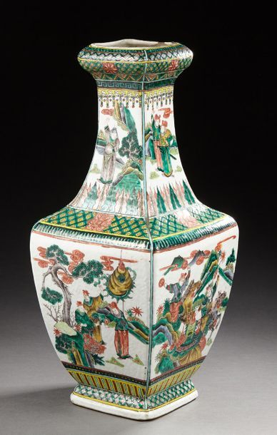 CHINE
Vase quadrangulaire de forme balustre...
