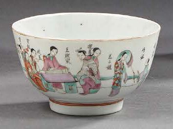 CHINE
Bol, couvercle et sorbet à décors polychrome...