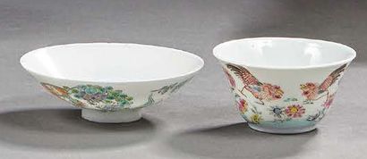 CHINE
Bol, couvercle et sorbet à décors polychrome...