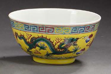 CHINE
Quatre bols en porcelaine dont trois...