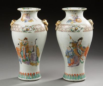 CHINE
Paire de petits vases en porcelaine...