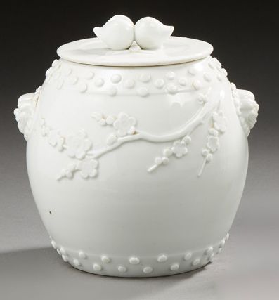 CHINE
Pot couvert en porcelaine de forme...