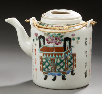 CHINE
Théière cylindrique couverte en porcelaine...