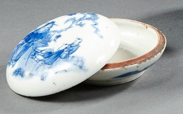 CHINE
Boite circulaire couverte en porcelaine...