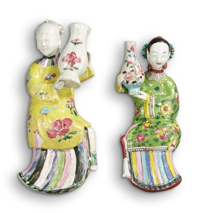 CHINE
Paire de figurines murales en porcelaine...