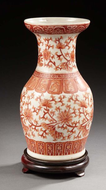 CHINE
Vase en porcelaine de forme balustre...
