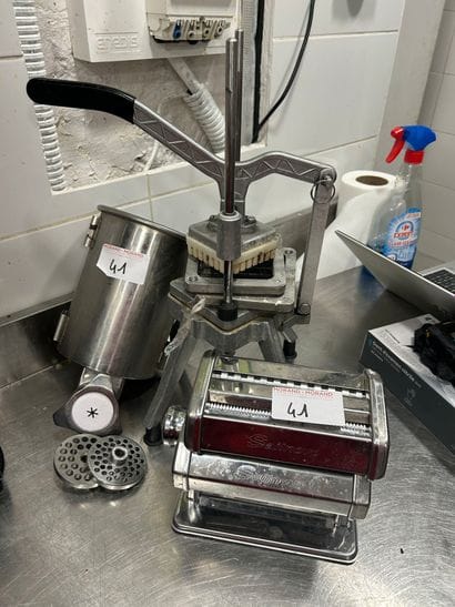 1 coupe-légumes manuel, 1 machine à pâte...