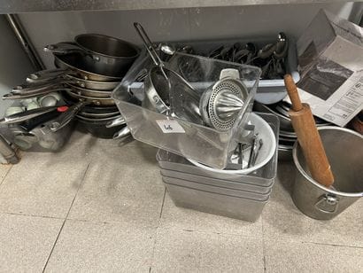 Lot de vaisselle et partie de batterie de...