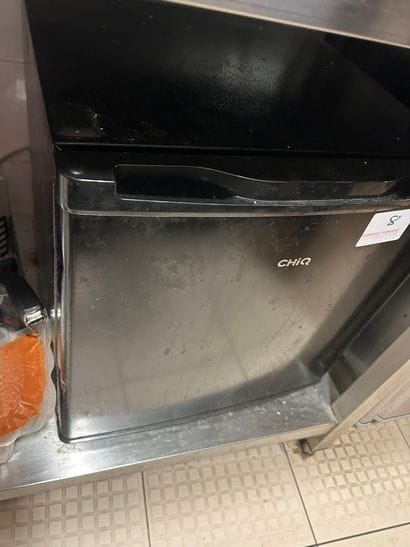 1 mini-réfrigérateur ménager CHIQ 

**Le...