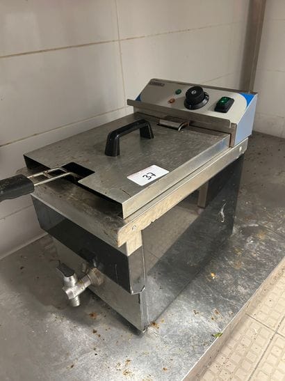 1 friteuse électrique 1 panier

(Lot en sous-sol)...
