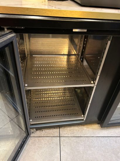 1 vitrine à boisson réfrigérée 3 portes vitrées,...