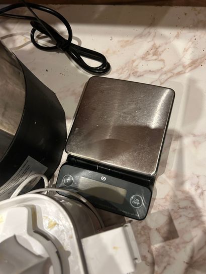 Réunion d'un thermos NEWBARQ et d'un broyeur...