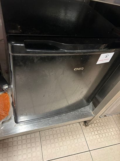 1 mini-réfrigérateur ménager CHIQ 

**Le...