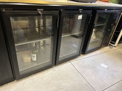 1 vitrine à boisson réfrigérée 3 portes vitrées,...