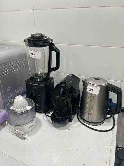 Lot comprenant 1 machine à café à capsule...