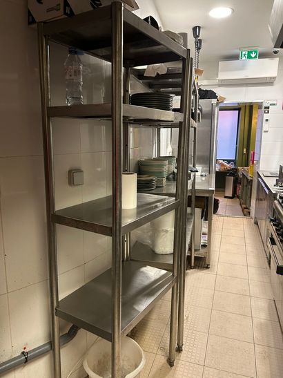 2 étagères inox comprenant : 
- une à 4 niveaux....