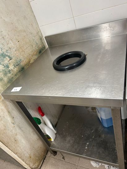 1 table inox vide-déchet à dosseret 2 niveaux.
Dimensions...