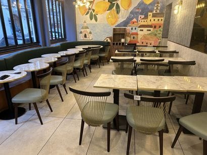 Lot de mobilier de restaurant comprenant...