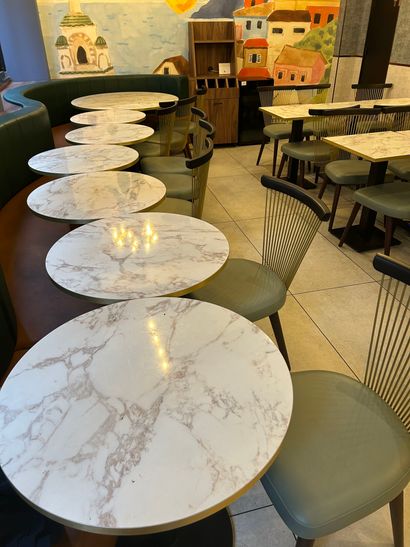 Lot de mobilier de restaurant comprenant...