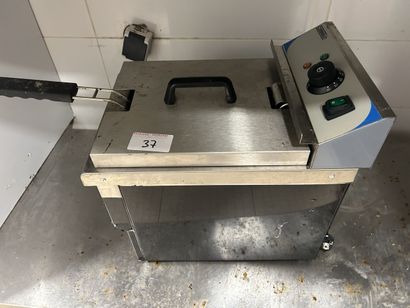 1 friteuse électrique 1 panier

(Lot en sous-sol)...