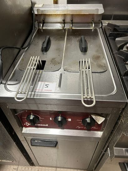 1 friteuse électrique DIAMOND 2 paniers 

**Le...