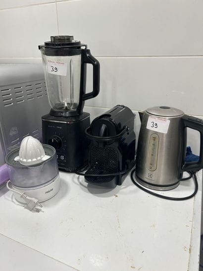 Lot comprenant 1 machine à café à capsule...