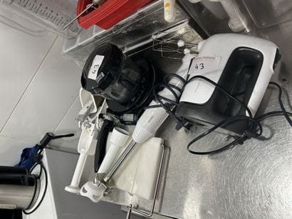 Lot comprenant 1 petit batteur MOULINEX,...