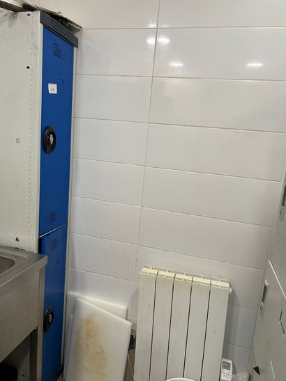 2 casiers vestiaires.

(Lot en sous-sol)...