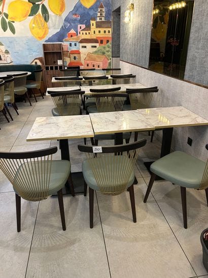 Lot de mobilier de restaurant comprenant...