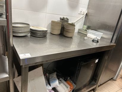 1 table inox à entretoise
Dimensions : 120...
