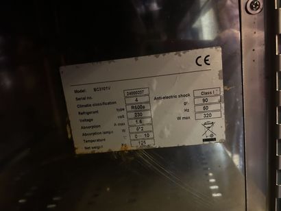 1 vitrine à boisson réfrigérée 3 portes vitrées,...