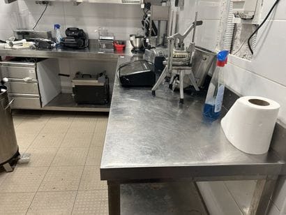 Lot de 2 tables inox à dosseret et 2 niveaux
Dimensions...