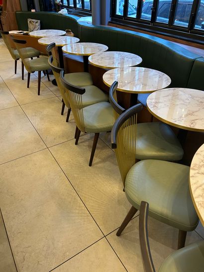 Lot de mobilier de restaurant comprenant...