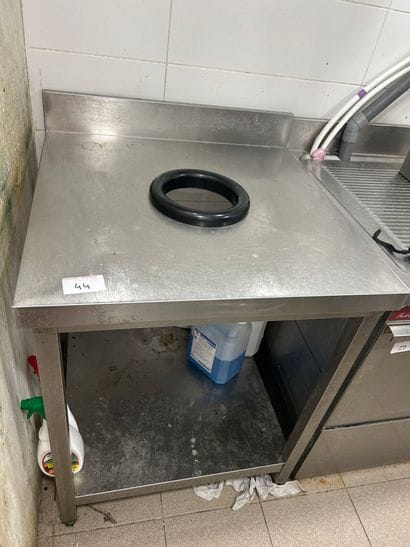1 table inox vide-déchet à dosseret 2 niveaux.
Dimensions...