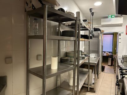 2 étagères inox comprenant : 
- une à 4 niveaux....