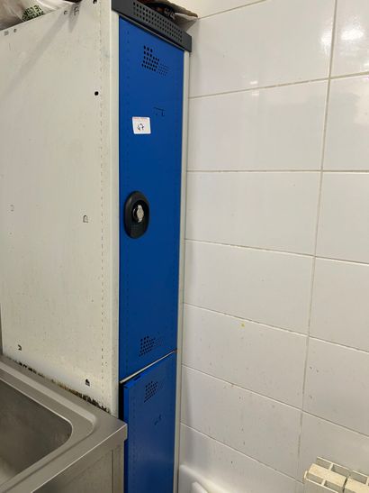 2 casiers vestiaires.

(Lot en sous-sol)...