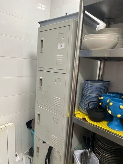 2 casiers vestiaires.

(Lot en sous-sol)...