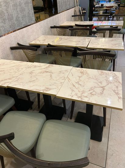 Lot de mobilier de restaurant comprenant...
