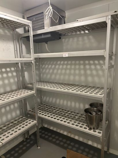 2 étagères de chambre froide

(Lot en sous-sol)...