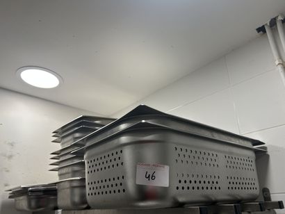 Lot de vaisselle et partie de batterie de...