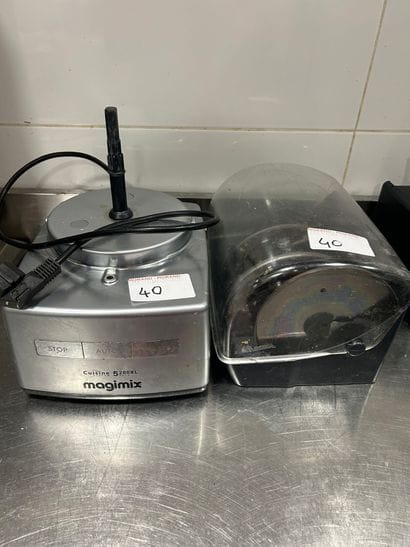 1 socle MAGIMIX Cuisine 5200 XL et 1 coffret...