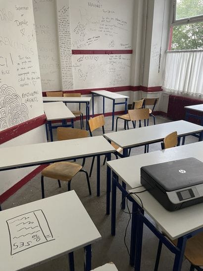 Ensemble des tables et chaises d'écoliers...