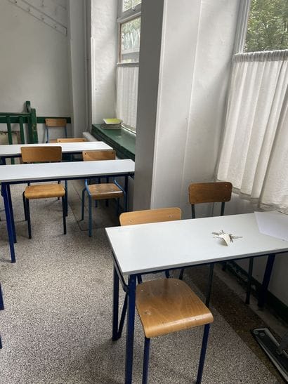 Ensemble des tables et chaises d'écoliers...