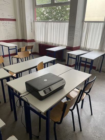 Ensemble des tables et chaises d'écoliers...
