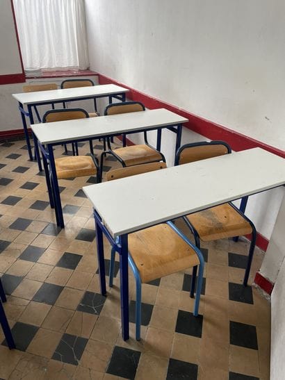 Ensemble des tables et chaises d'écoliers...