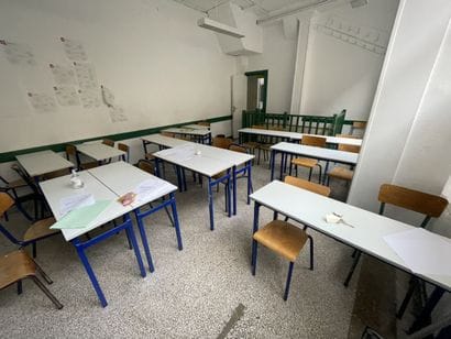 Ensemble des tables et chaises d'écoliers...