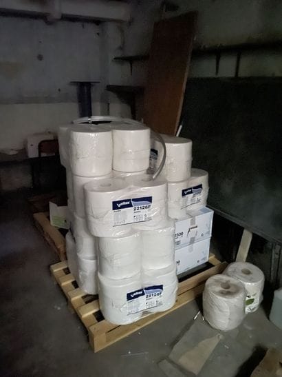 Stock de papier toilettes, papiers essuie-mains...